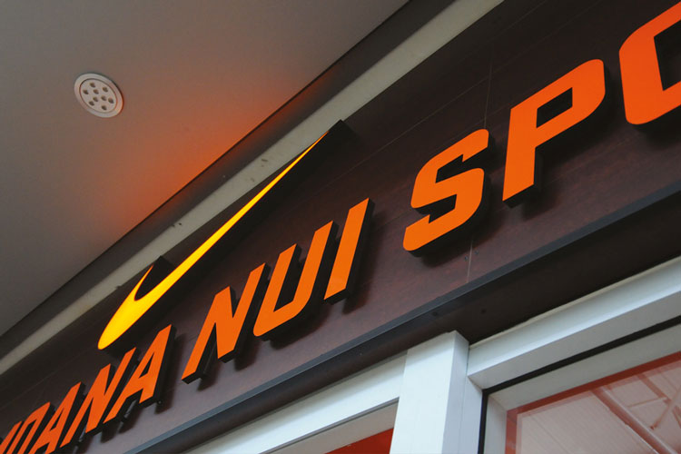 Moana Nui Sports - Lettrage en PVC découpé et stické de vinyle, sur entretoise